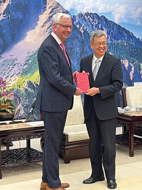 Stephen Toope with the Premier of Taiwan, Chien-Jen Chen.