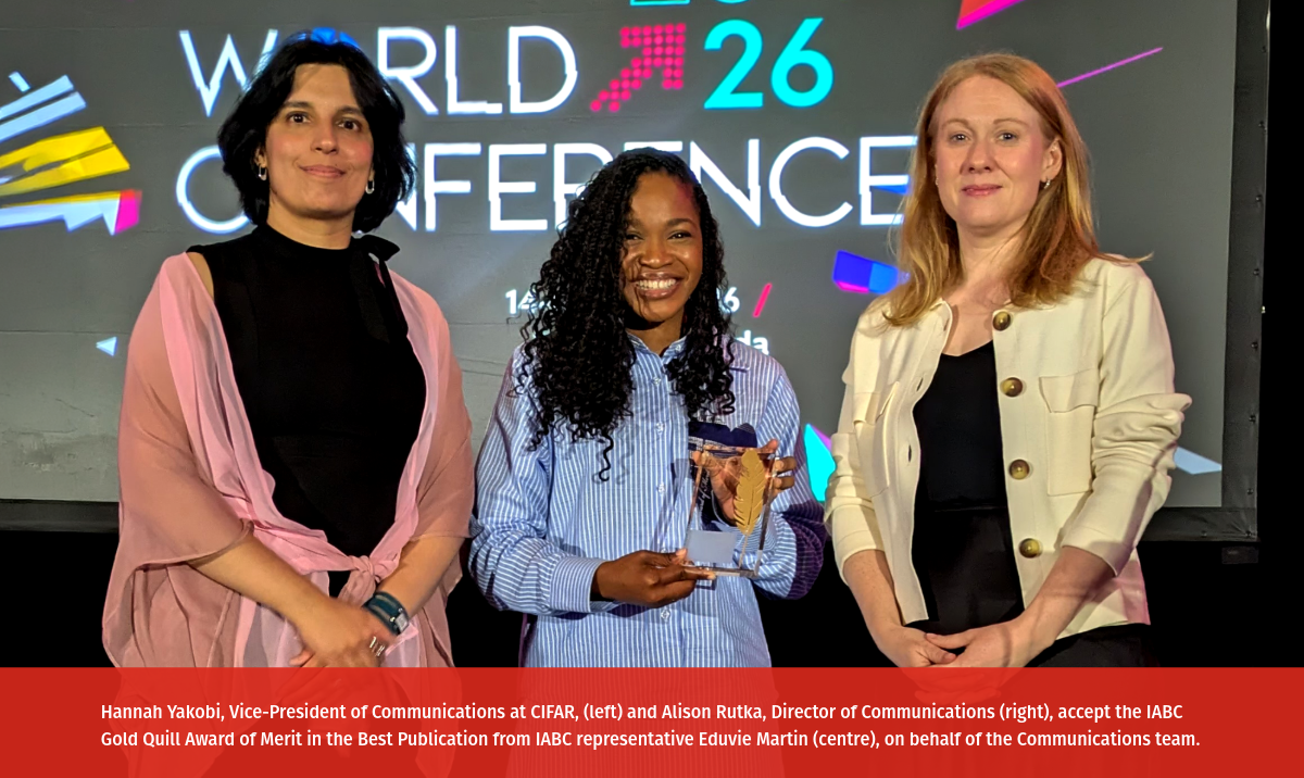 Hannah Yakobi, vice-présidente des Communications au CIFAR (à gauche), et Alison Rutka, directrice des Communications (à droite), reçoivent le Prix de la Plume d’or de l’IABC dans la catégorie « Meilleure publication » pour le Rapport d’impact du CIFAR de la représentante de l’IABC, Eduvie Martin (centre), au nom de l’équipe des communications.