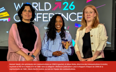 Hannah Yakobi, vice-présidente des Communications au CIFAR (à gauche), et Alison Rutka, directrice des Communications (à droite), reçoivent le Prix de la Plume d’or de l’IABC dans la catégorie « Meilleure publication » pour le Rapport d’impact du CIFAR de la représentante de l’IABC, Eduvie Martin (centre), au nom de l’équipe des communications.