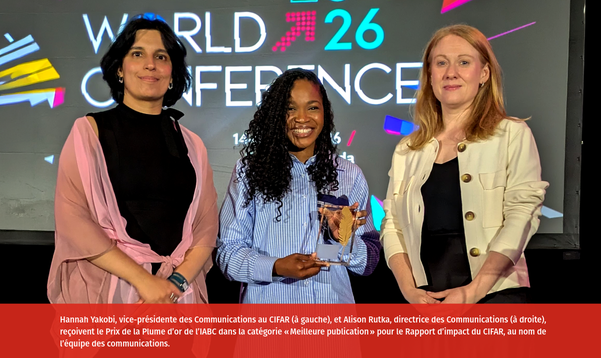 Hannah Yakobi, vice-présidente des Communications au CIFAR (à gauche), et Alison Rutka, directrice des Communications (à droite), reçoivent le Prix de la Plume d’or de l’IABC dans la catégorie « Meilleure publication » pour le Rapport d’impact du CIFAR, au nom de l’équipe des communications.